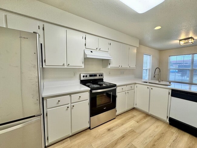 Building Photo - MOVE IN SPECIAL!  Beautifully Remodeled, Easy Living Townhome. Location, Location!