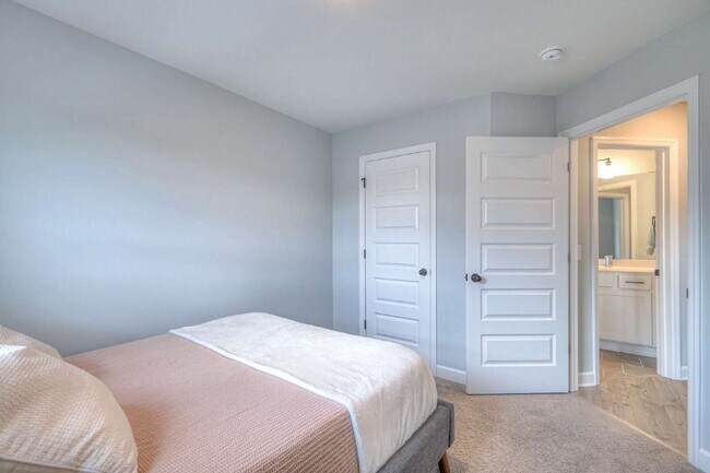 Building Photo - Like-New Modern Townhome Near Dining, Shopping, Trails & Old Hickory Lake