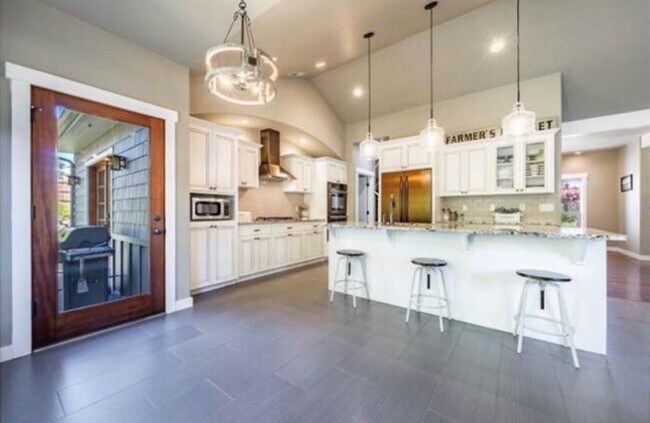 Building Photo - Luxury home on generous lot in the prestigious hills of East Medford!
