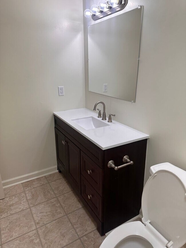 Building Photo - 4 Bedroom 2 Bath Apartment 2nd Floor