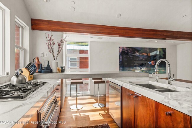 Building Photo - 706 E Hyman Ave