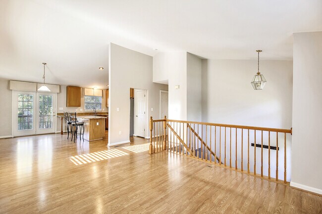 Building Photo - FENCED IN YARD!!!  Beautiful 4/3 UPDATED SF Home in Gaithersburg