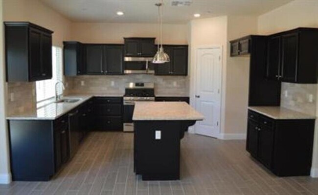 Building Photo - 2439 Valdes Dr