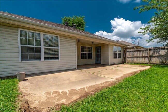 Building Photo - 1103 SW Apache Dr