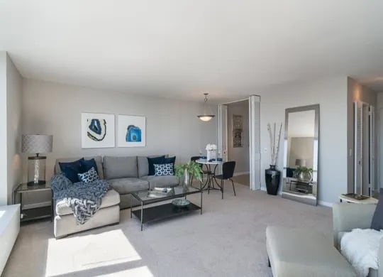 Building Photo - 530 W Hawthorne Pl