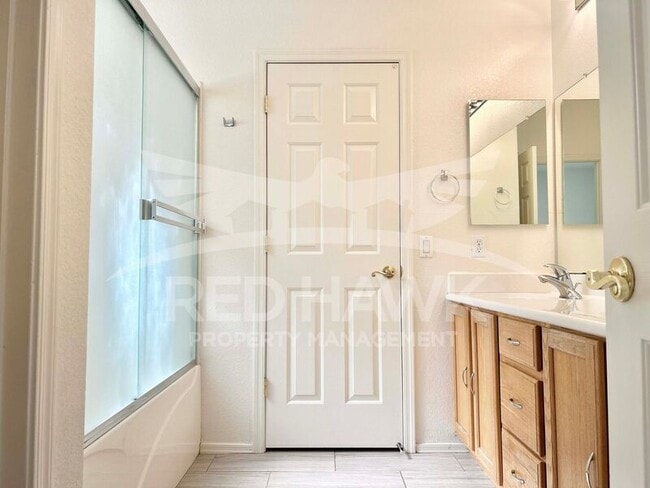 Building Photo - 852 E Runaway Bay Pl