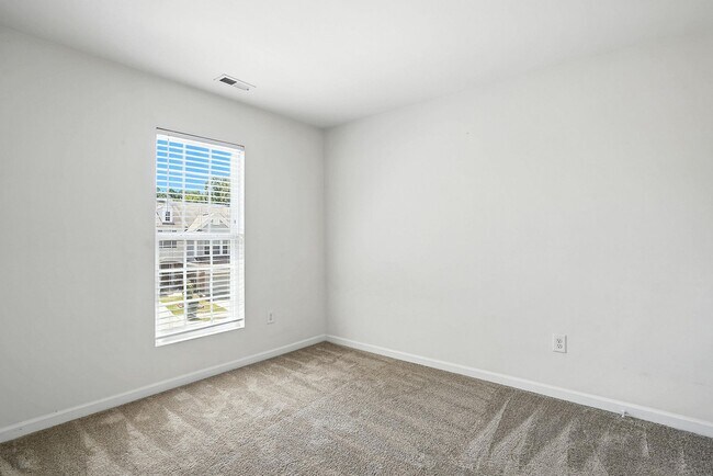 Building Photo - WONDERFUL TOWNHOUSE IN CARY-3 BEDROOMS 2 1...