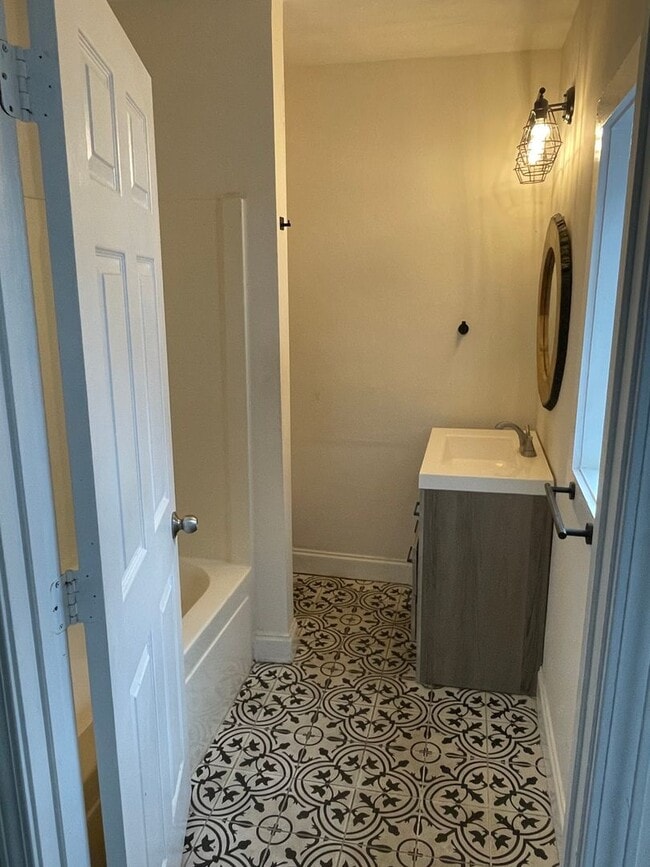 Building Photo - 2BD/1BA Shotgun in MidCity, with Backyard!