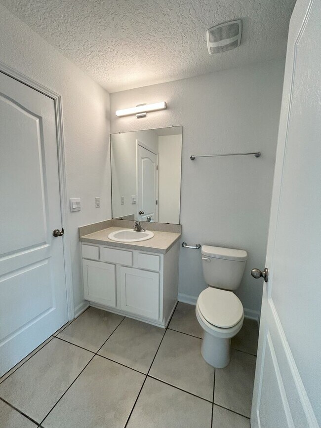 Building Photo - NEWER BUILD, SPACIOUS 3 Bedroom, 2 Bath To...