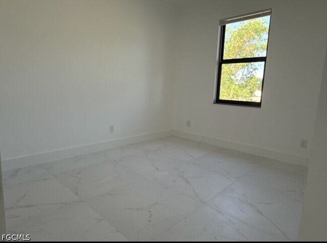 Building Photo - 404-406 Chalet Ave S