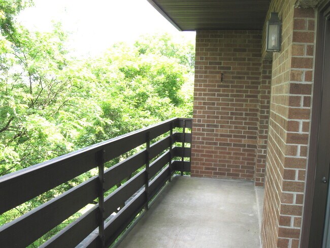 Building Photo - 2020 Chestnut Ave