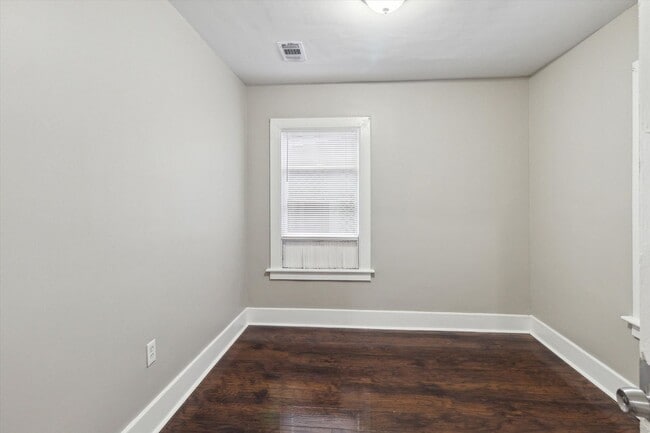 Building Photo - Large Downtown 3BR/2BR House Walking Distance to Forsyth Park