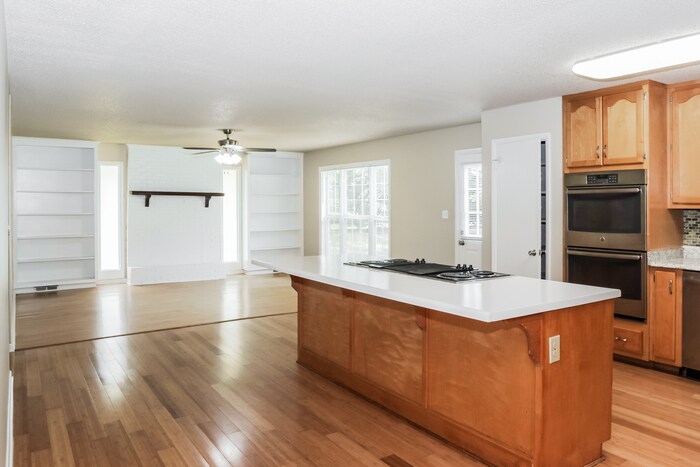 Building Photo - 203 Bumblebee Dr