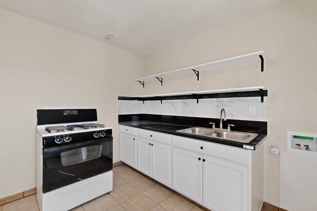 Building Photo - 540 Cardenas Dr SE