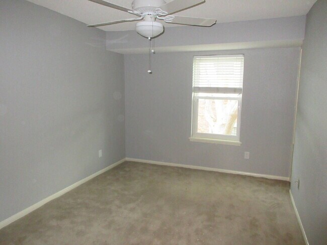 Building Photo - This charming 3-bedroom, 2.5-bath townhome in Memorial Club!