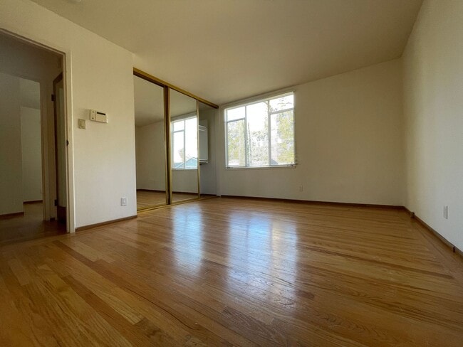 Building Photo - SANTA CLARA - 4 bedroom home with hardwood floors