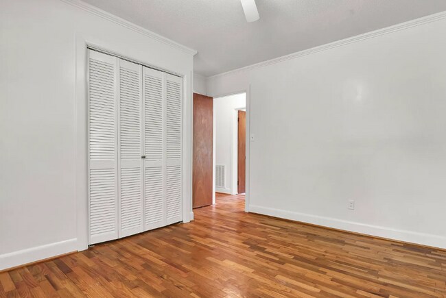 Building Photo - HINTON AVENUE - 4 Bedroom - Perfect for UN...