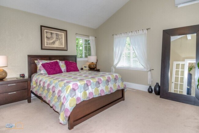 Building Photo - Trailside Living: 5BR Home Steps from Sanitas & Pearl Street