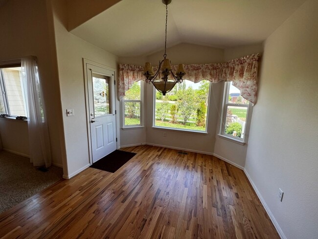 Building Photo - Charming 3 Bed, 2 Bath Home in Maple Hill