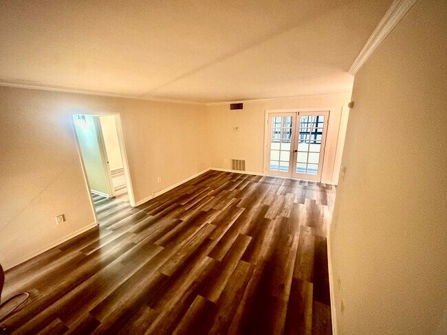 Building Photo - 330 S Mentor Ave