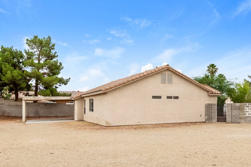 Building Photo - 5235 Acacia Grove St
