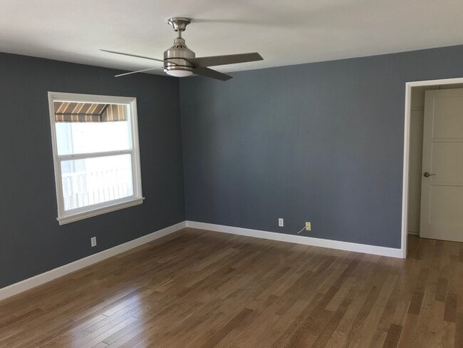 Building Photo - 12936 Moorpark St