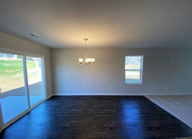 Building Photo - Beautiful 3 Bedroom, 2 1/2 Bathroom Home off Robinhood Rd in Winston!