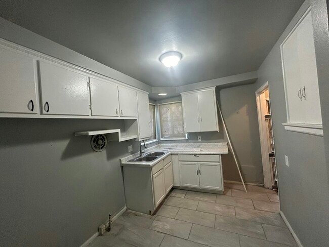 Building Photo - 9961 Vaughan St