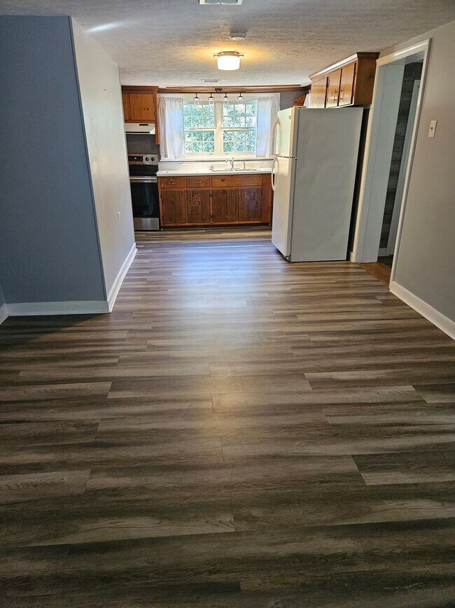 Building Photo - 3 Bedroom, 2 bath Home with Garage in New ...