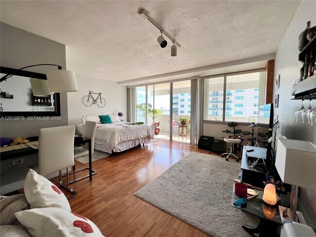 Building Photo - 7545 E Treasure Dr