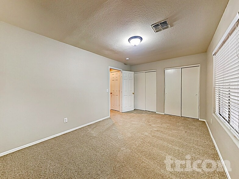 Building Photo - 25685 W Pleasant Ln