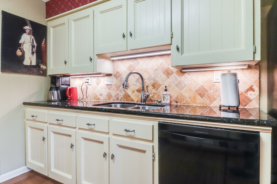 Kitchen - 412 Woodvale Ave