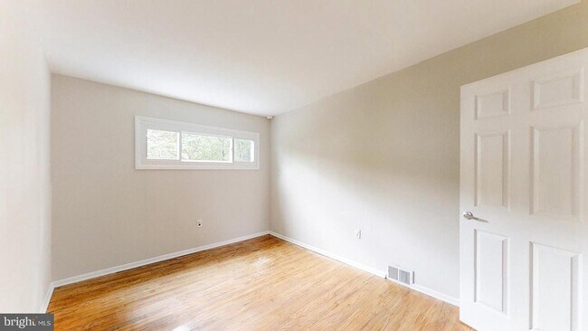 Building Photo - Recently Updated 4BR/2BA Twin with Central Air & Fenced Backyard