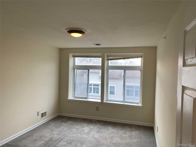 Building Photo - 75-18 Aquatic Dr