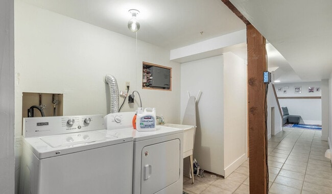 Building Photo - 173 Aloha St