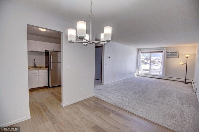 Building Photo - Spacious 2 bedroom, 1 Bath Condo in the Co...