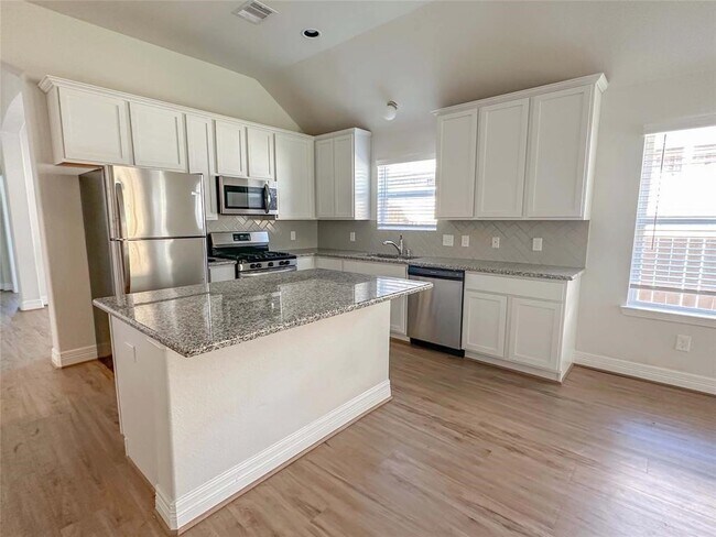 Building Photo - 27150 Grey Fox Run