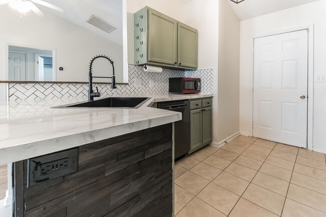Building Photo - GREAT PRICE! Move-In Ready 3-Bedroom Home Near Camp Lejeune