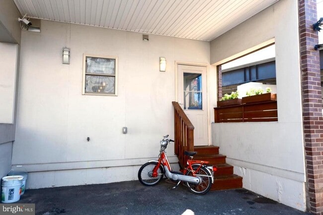 Primary Photo - 1100 E Hewson St