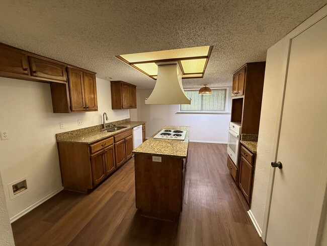 Building Photo - 3 Bedroom/2.5 Bath Silver Creek Subdivision