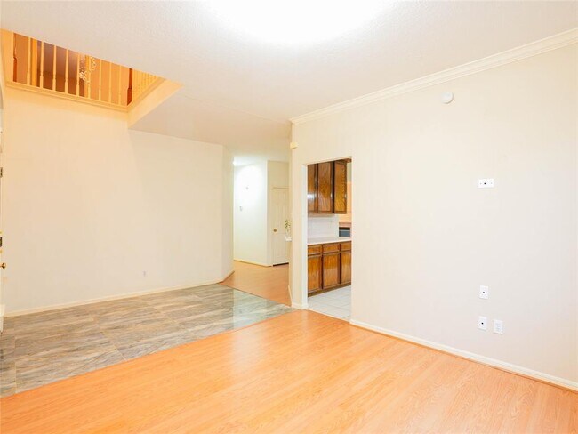 Building Photo - 16322 Red Oak Dr
