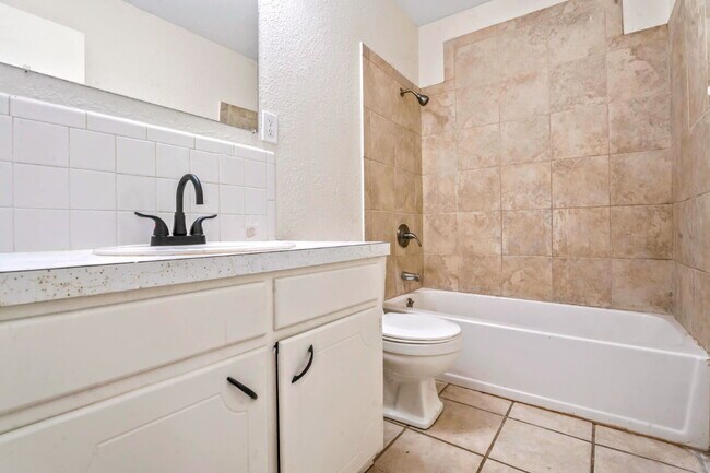 Building Photo - Beautifully Renovated 3 Bedroom Home in KCK Available Now!  1st Month's Rent is FREE!