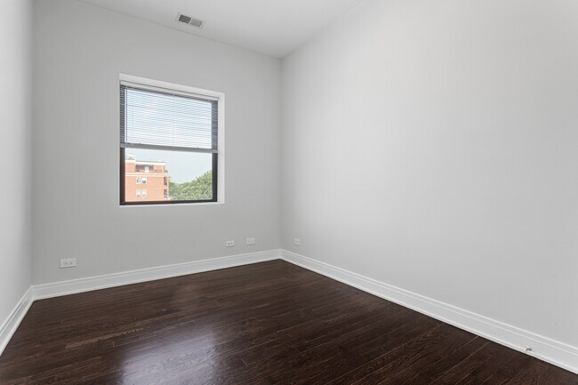 Building Photo - 1412 W Morse Ave