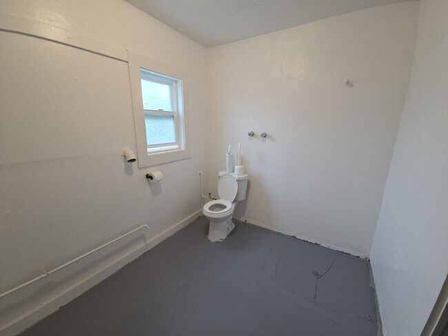 Building Photo - Elegant home with classic charm