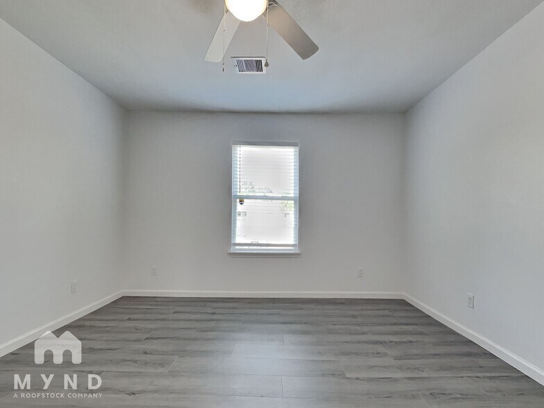 Building Photo - 5962 Belcrest St