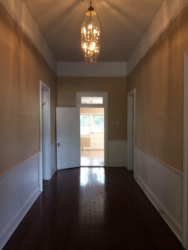 Building Photo - 3 bedroom, 2 bath Historic Home Near Downt...