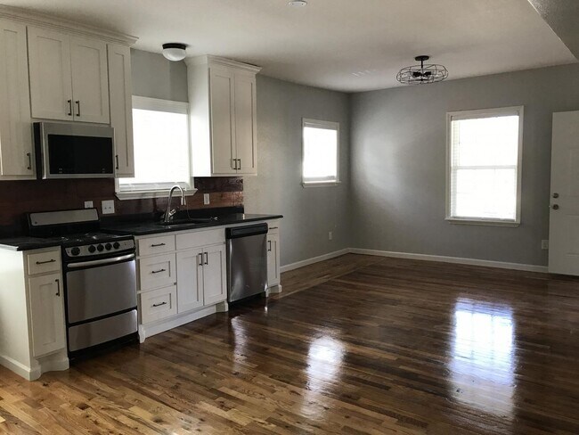 Interior Photo - 811 May