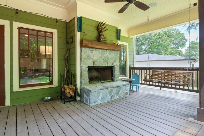 Building Photo - Beautiful 4/4 Plus Office, 4 Blocks From E...