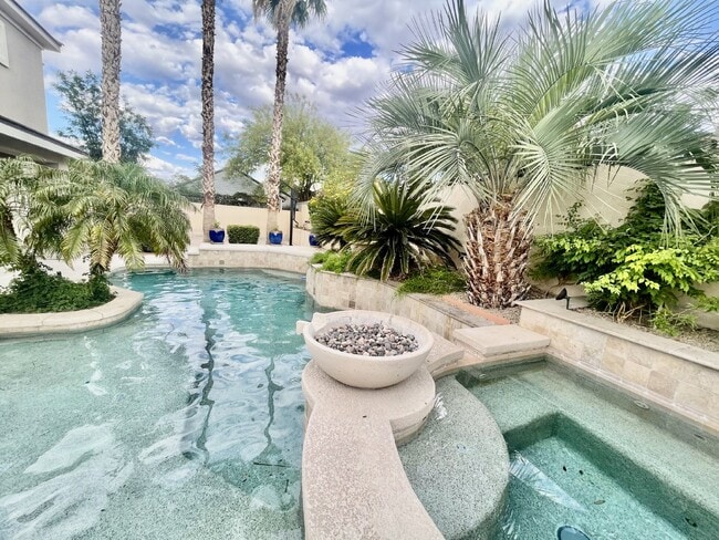 Building Photo - Luxurious 5-Bed, 4-Bath Fully Furnished Home in Henderson-