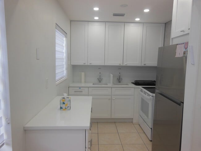 Building Photo - 156 Andover F
